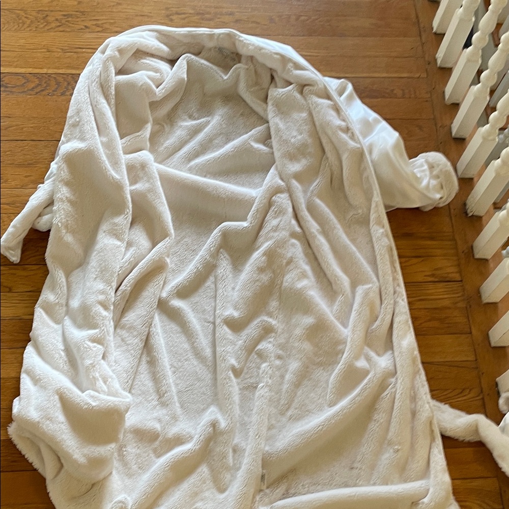 Giraffe at Home Cozy Cream Satin/Plush Robe - Picture 9 of 13